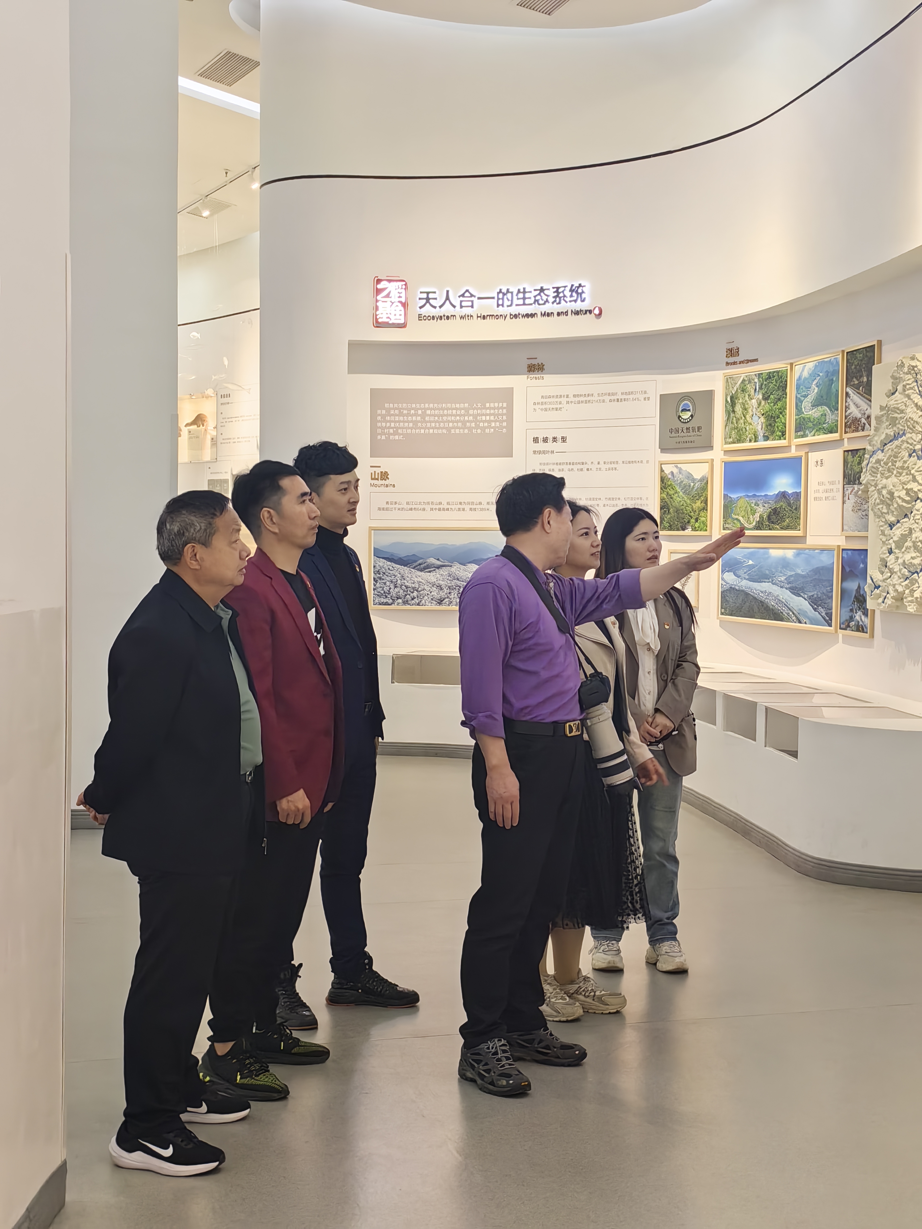 参观2.jpg